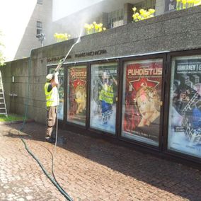 Työntekijä puhdistaa kansallisoopperan muuria