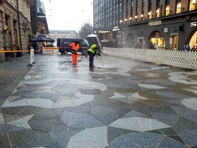 Työntekijät puhdistavat kävelykatua Helsingissä